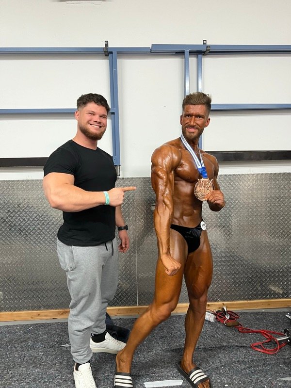 Valentin Semler mit seinem Athleten backstage nach der Siegerehrung