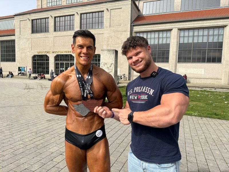 Valentin Semler mit seinem Athleten und zwei Medaillen am Wettkampftag