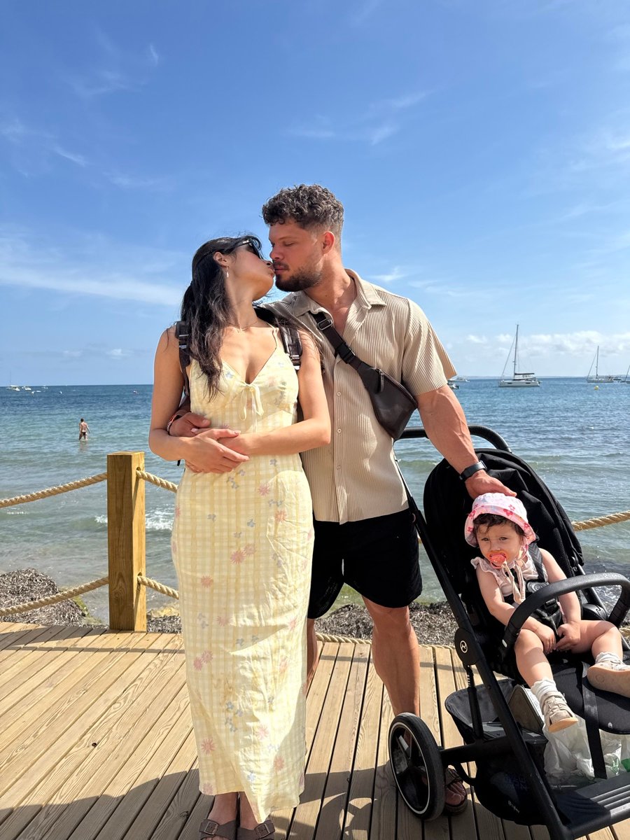 Valentin Semler mit seiner Familie am Strand